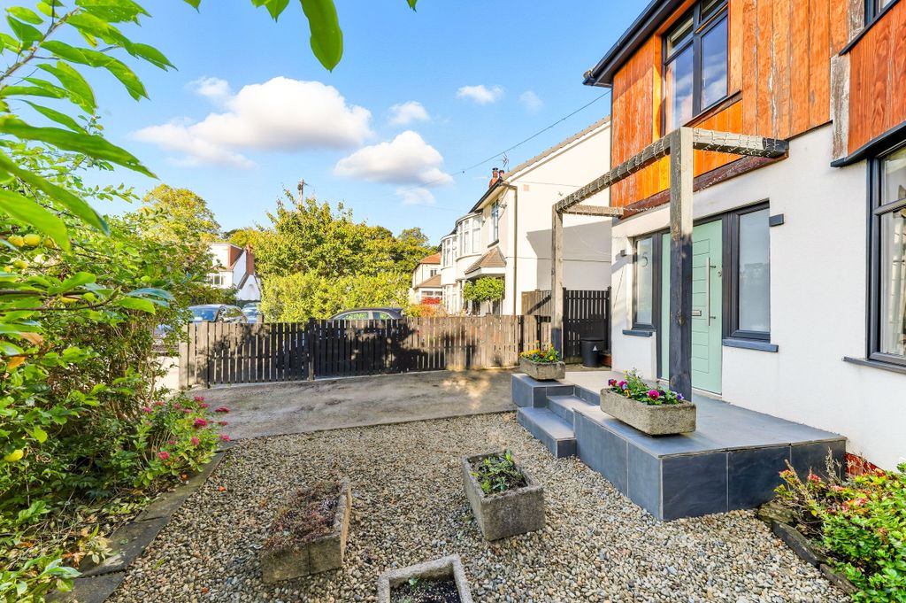 Property photo 2 of 35