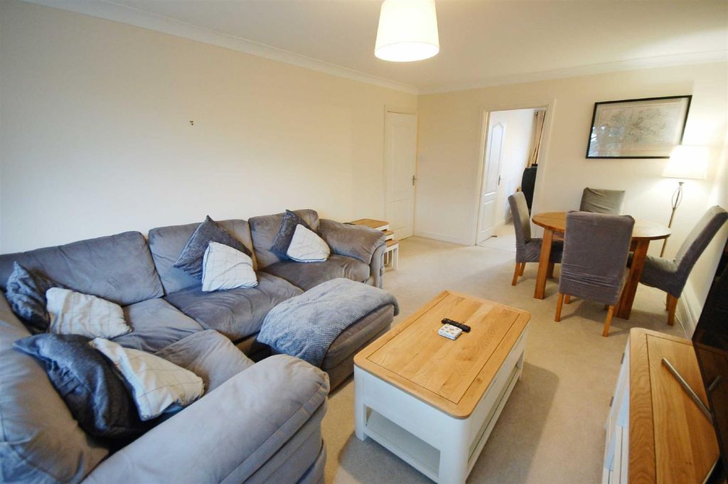 Property photo 3 of 11 Lounge