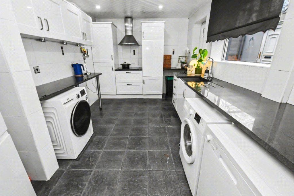 Property photo 3 of 17 Kitchen