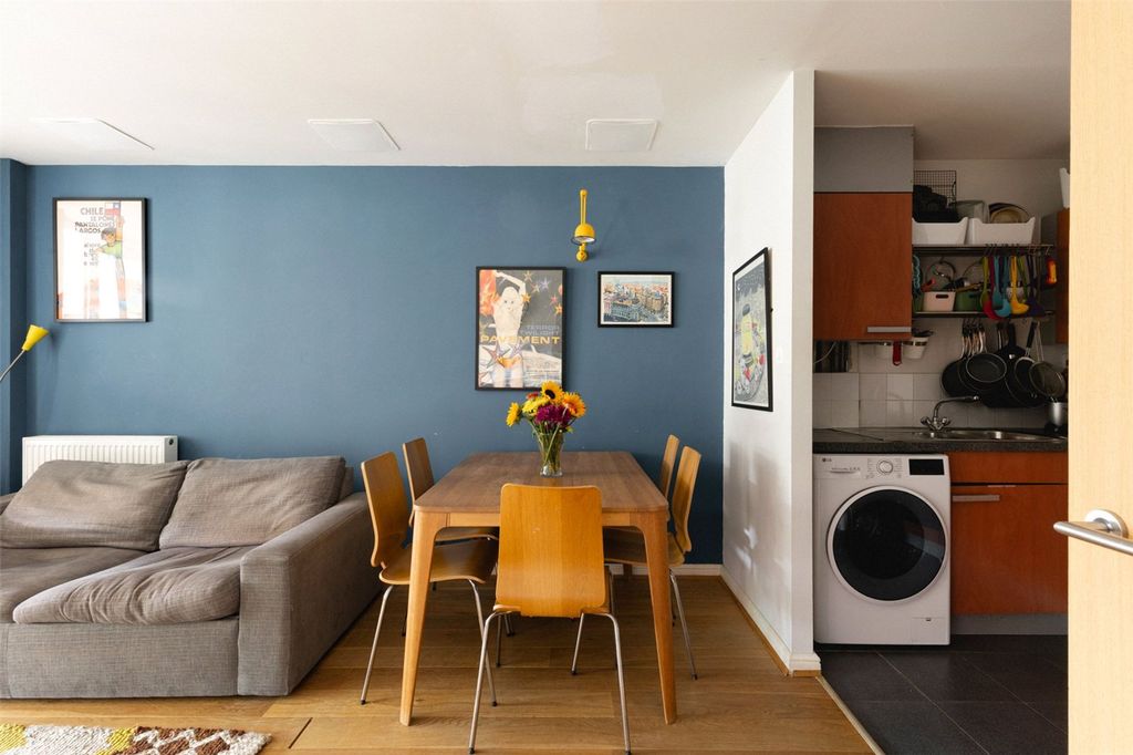 Property photo 2 of 10 Hacon Square E8