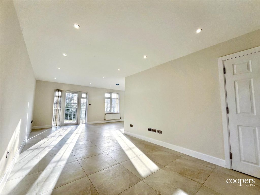 Property photo 3 of 18 Lounge 2 (2).Jpg