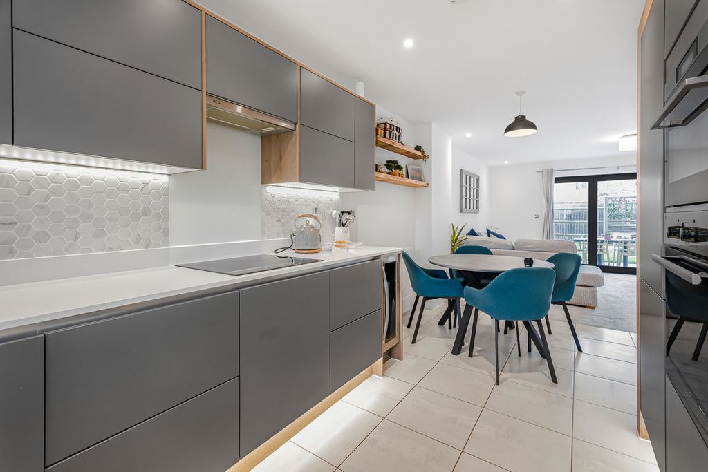 Property photo 2 of 27