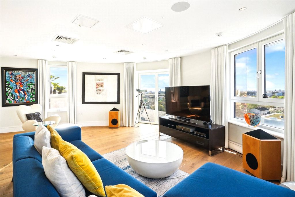 Property photo 1 of 17 Reception