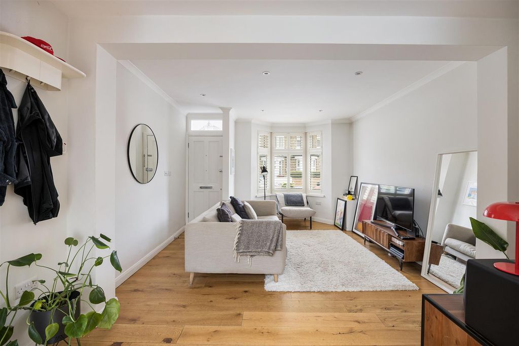 Property photo 3 of 28 Ellingham Road, E15