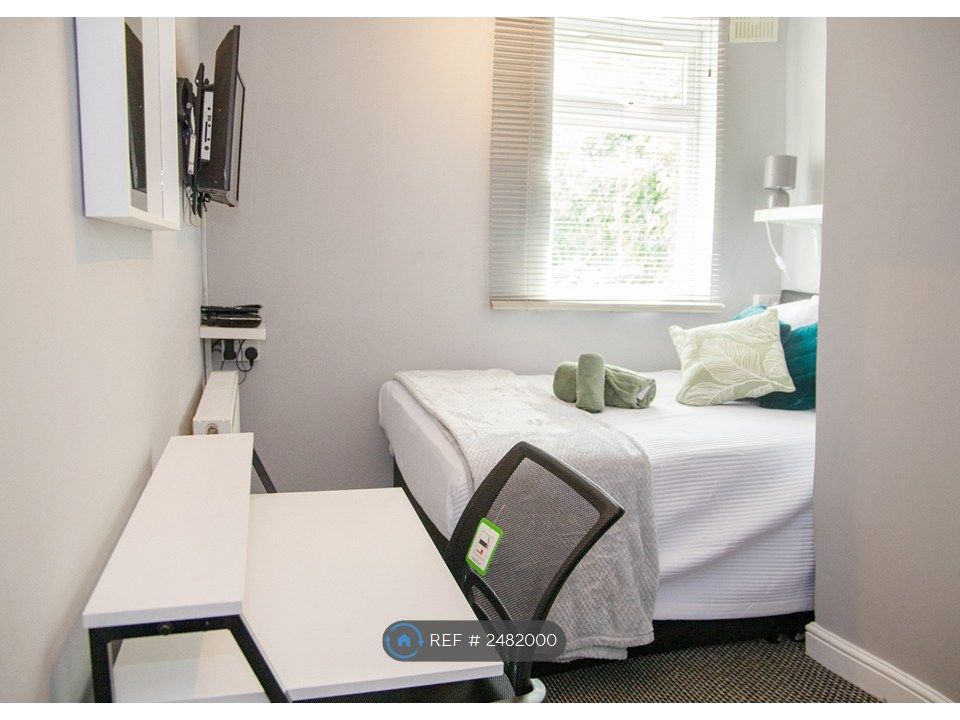 Property photo 1 of 13 Double Ensuite Upstairs With Desk