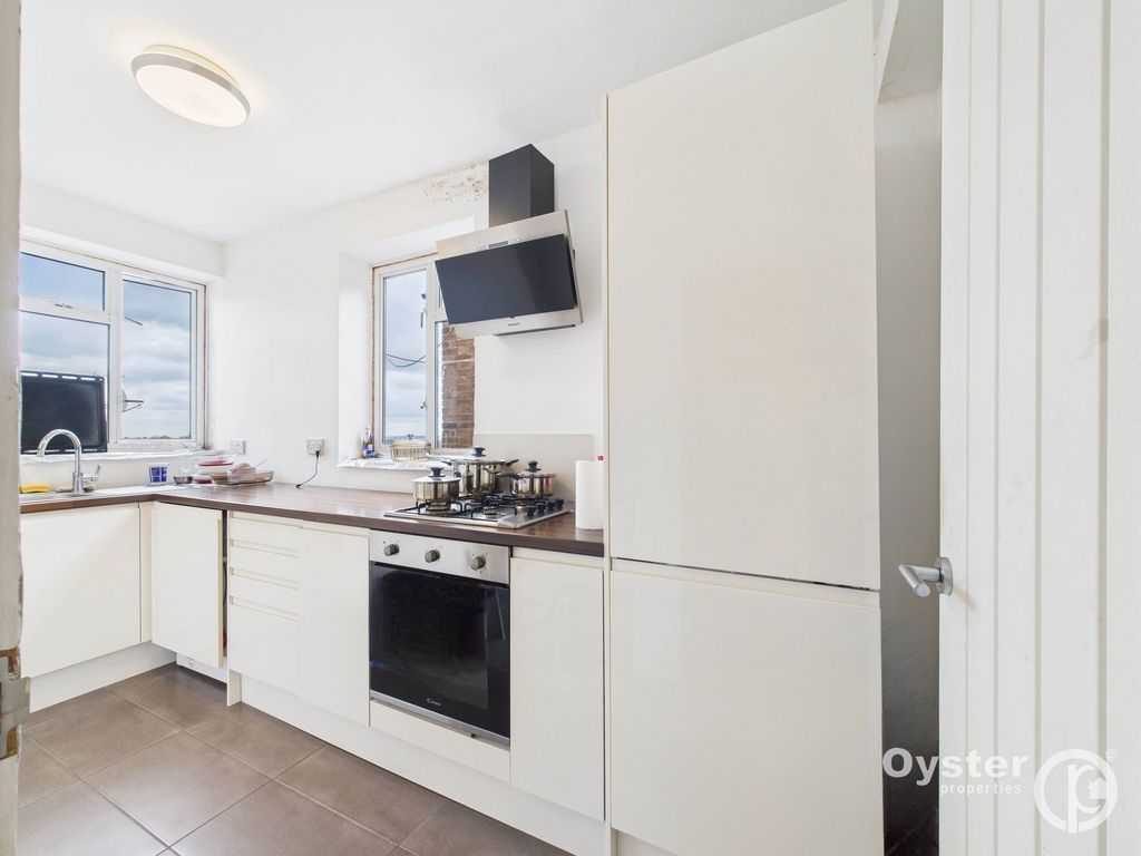 Property photo 3 of 11 Kitchen