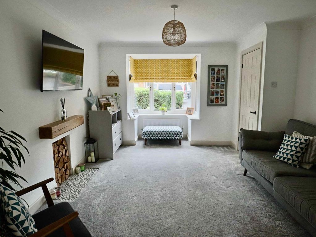 Property photo 2 of 25 Spacious Lounge (Front)