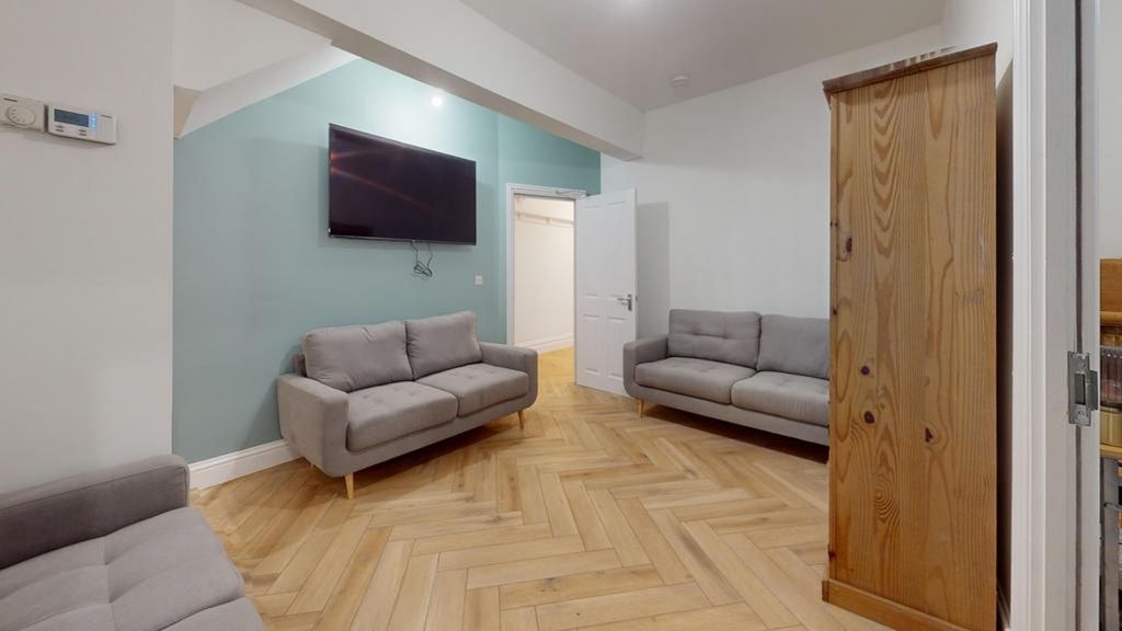 Property photo 3 of 22 A Spacious And Stylish Living Room Featuring Moder...