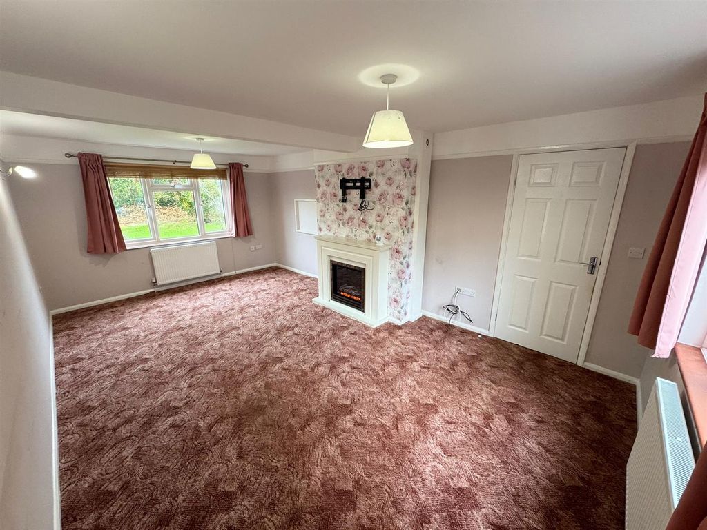 Property photo 2 of 13 Lounge.Jpg