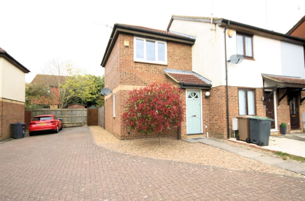Property photo 1 of 18 Front Garden
