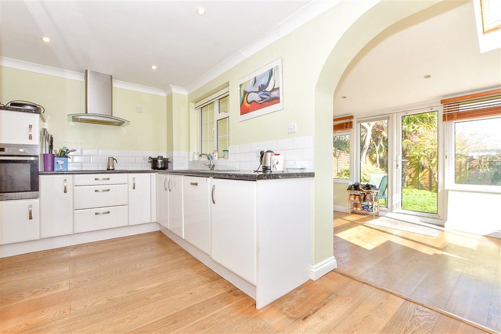 Property photo 3 of 10 Kitchen