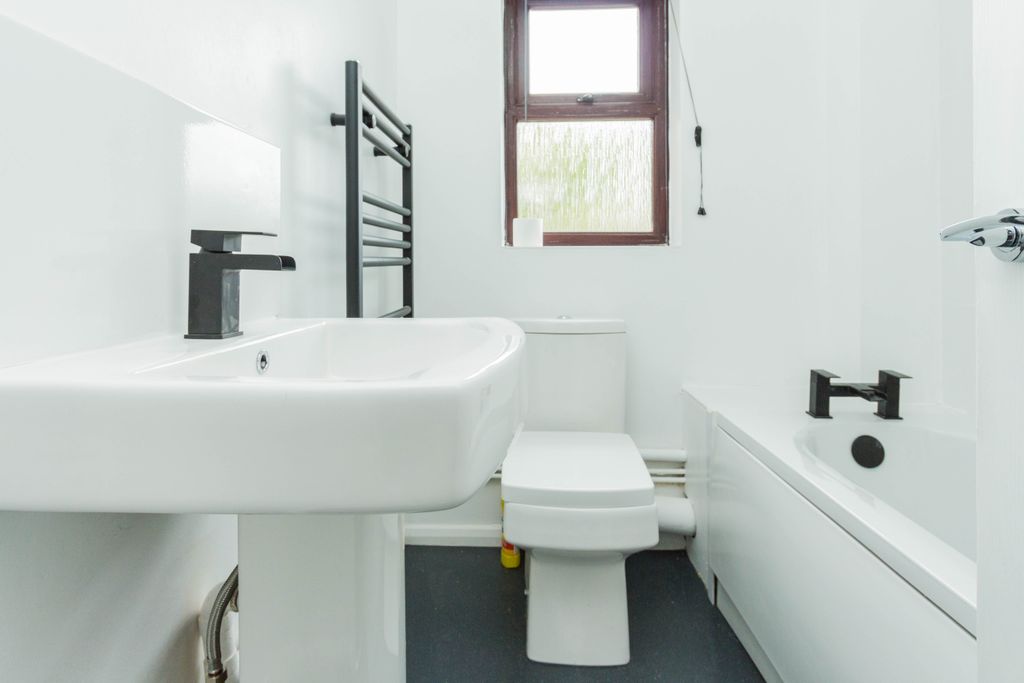 Property photo 3 of 6 Bathroom