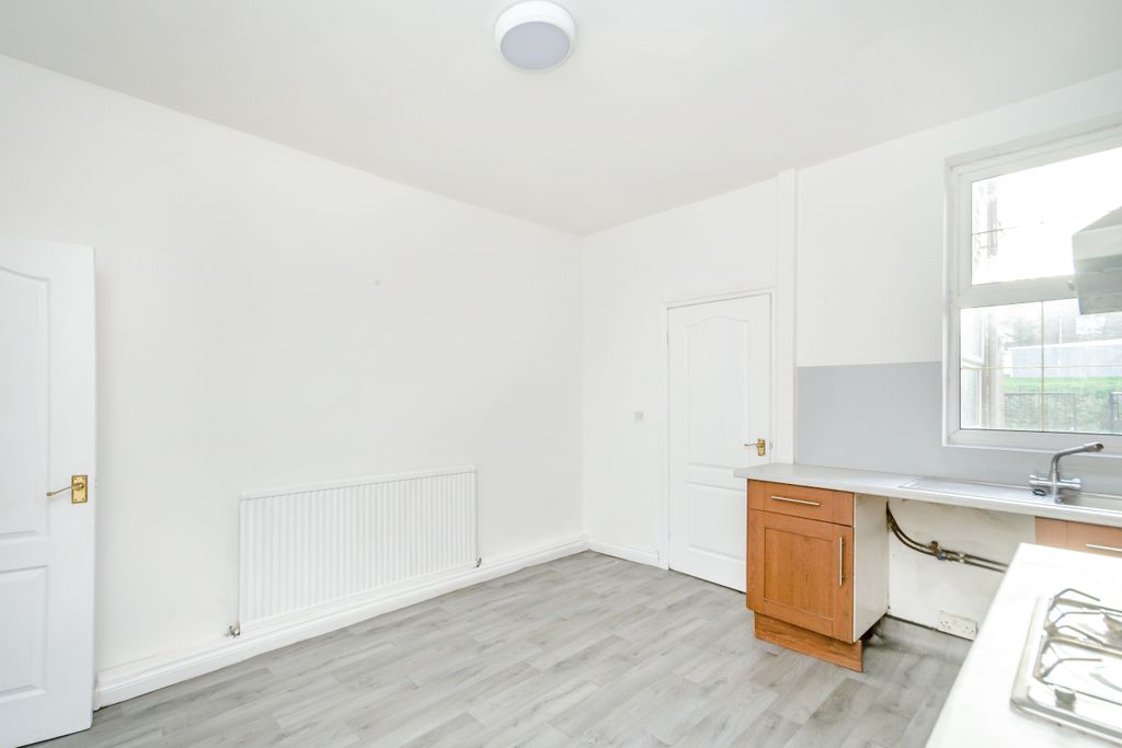 Property photo 3 of 11 Kitchen