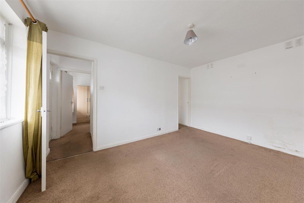 Property photo 3 of 13 Essex Road, E11