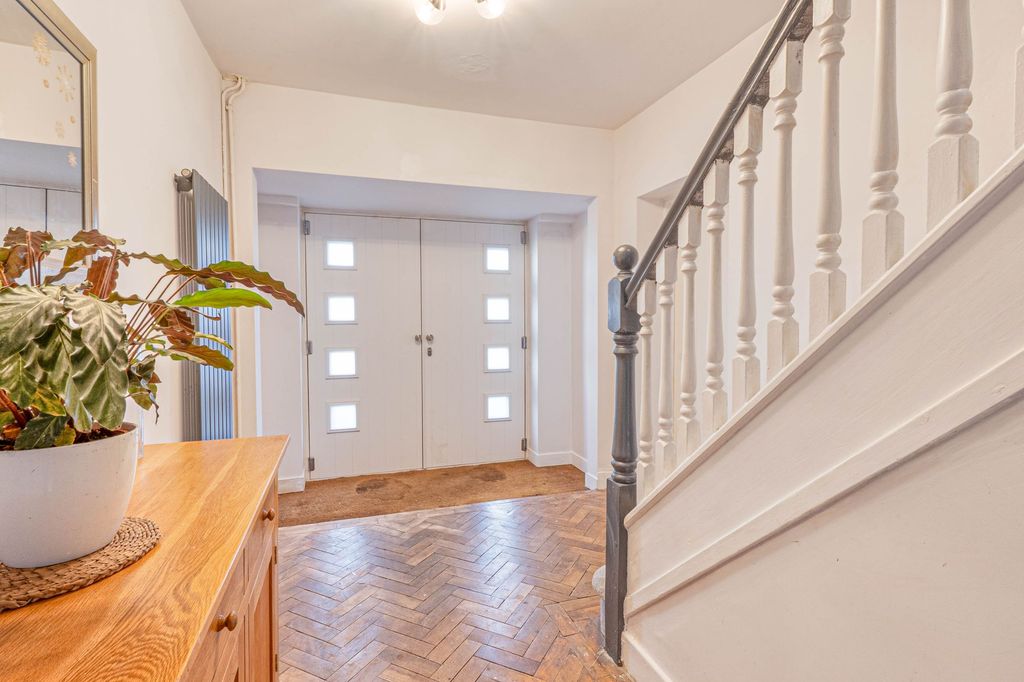 Property photo 3 of 28 Entrance Hall