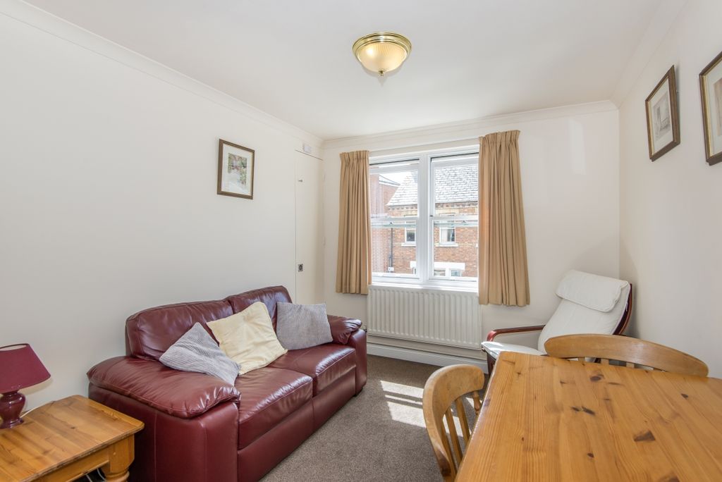 Property photo 3 of 7 Livingroom3