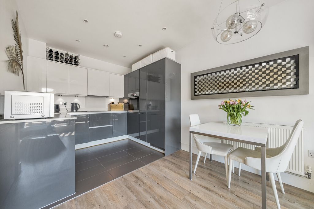 Property photo 3 of 14 1297348-7-683048B...