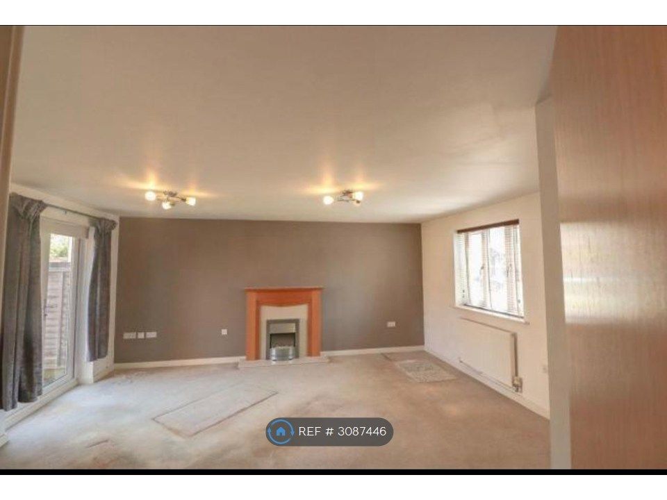 Property photo 3 of 10 Living Room