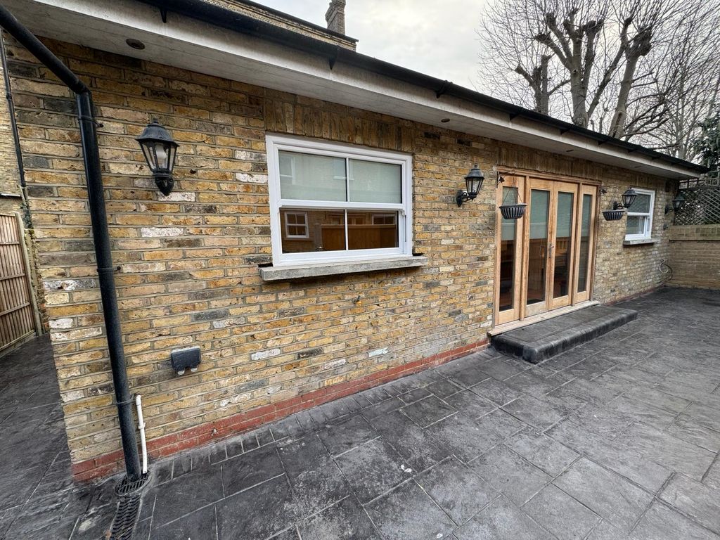 Property photo 1 of 8 1 Bedroom Apartment For Rent With Outdoor Space In E5