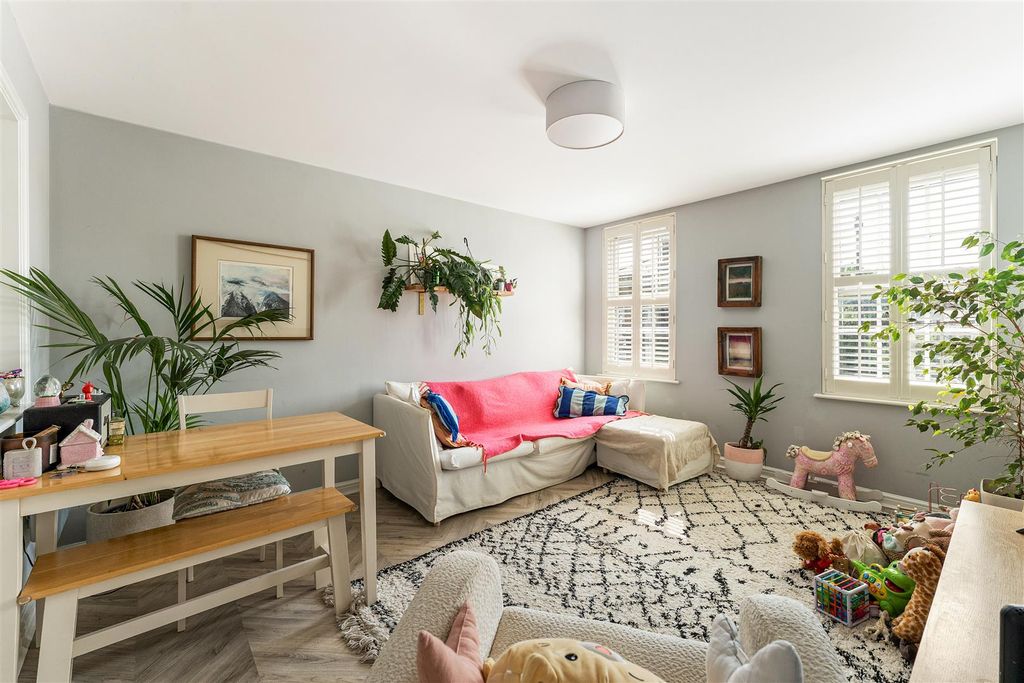 Property photo 2 of 20 Pickering Close, E9