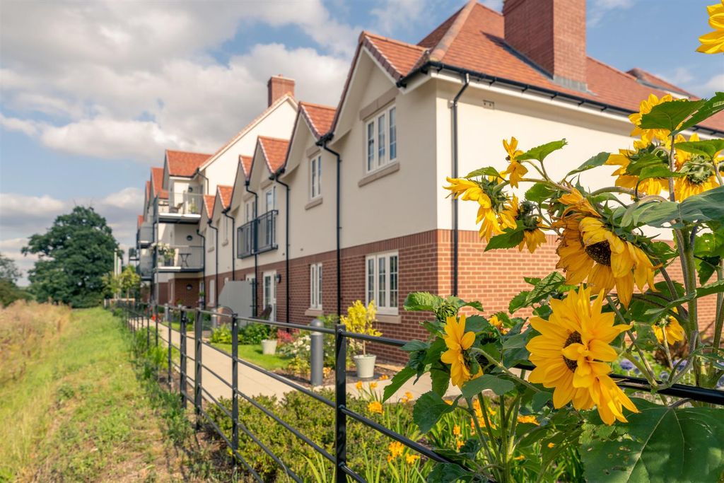 Property photo 1 of 13 2128_Bnt_Ryl_Rp_Ext_8.Jpg