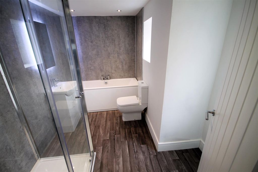 Property photo 3 of 6 Bathroom/WC