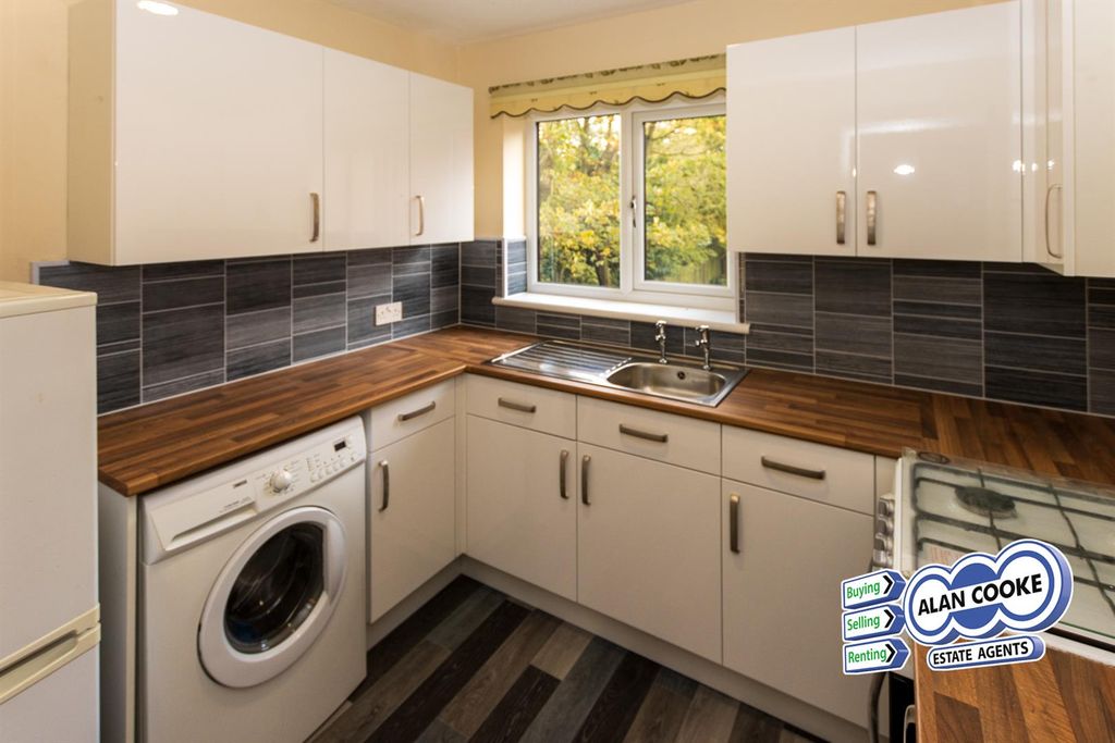 Property photo 3 of 11 Kitchen