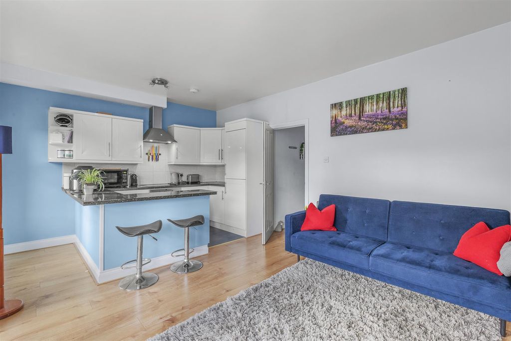 Property photo 3 of 12 Flat 5, 123 London Rd, Hp11 1BT-6.Jpg