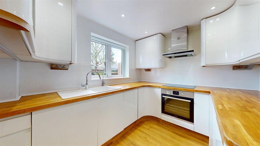 Property photo 3 of 11 Kitchen