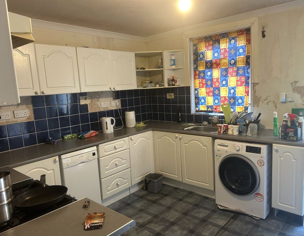 Property photo 3 of 6 Kitchen