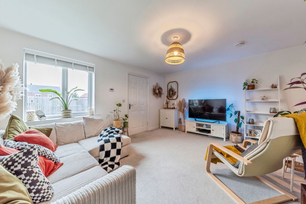 Property photo 3 of 18 17_Poppy_Avenue-25