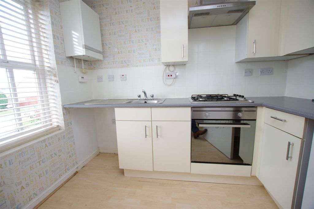 Property photo 3 of 8 Kitchen