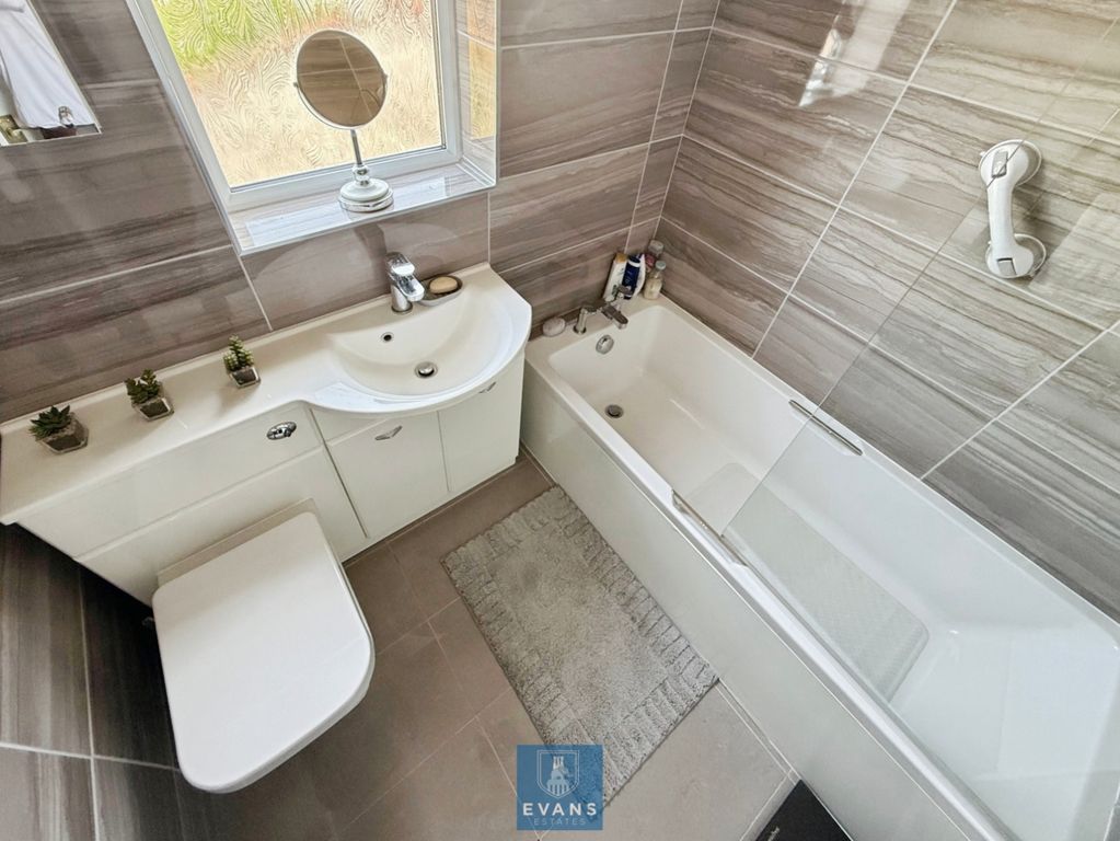 Property photo 3 of 17 Refitted Family Bathroom