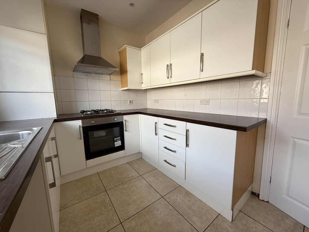 Property photo 2 of 17 Kitchen 1