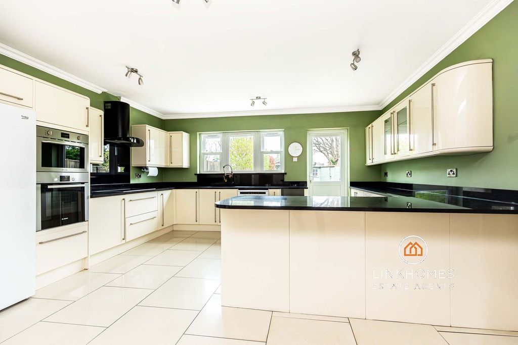 Property photo 3 of 39