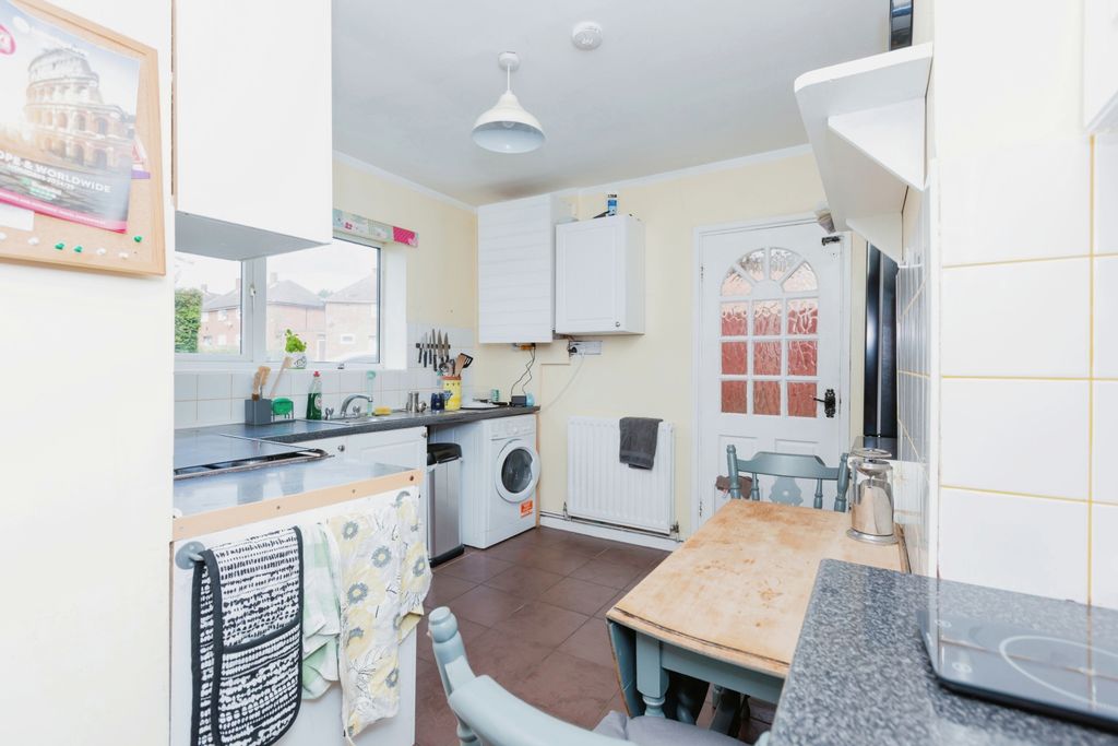 Property photo 3 of 10 Kitchen