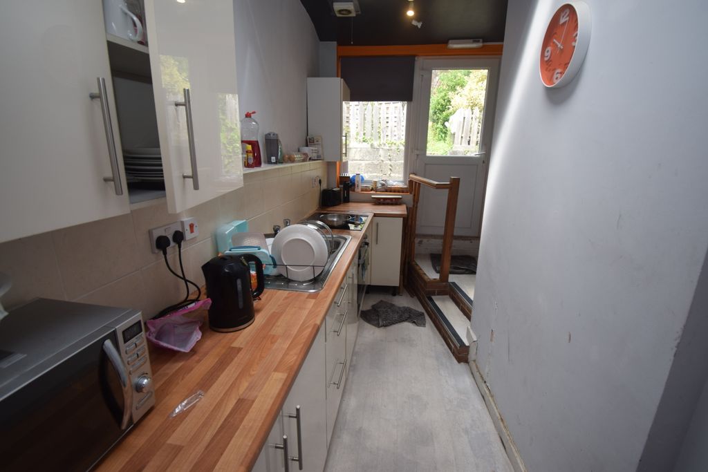 Property photo 3 of 7 Kitchen