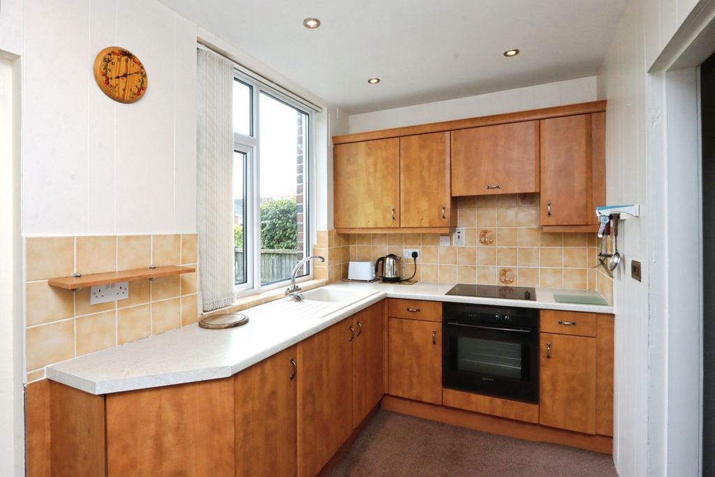 Property photo 3 of 20 Kitchen