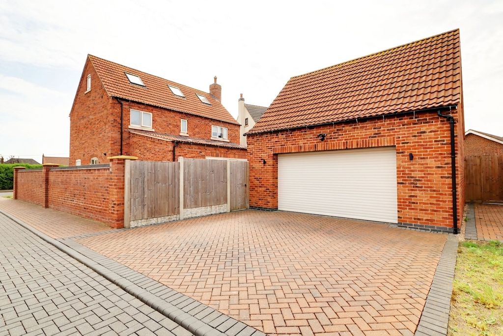 Property photo 2 of 32