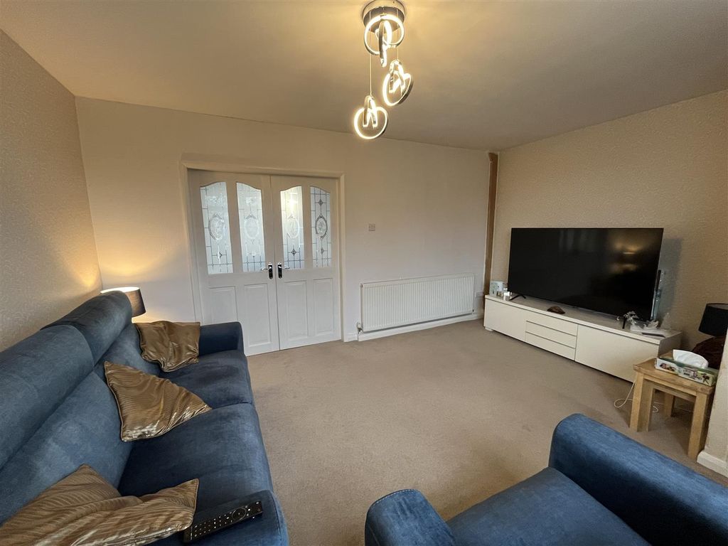 Property photo 3 of 20 Lounge