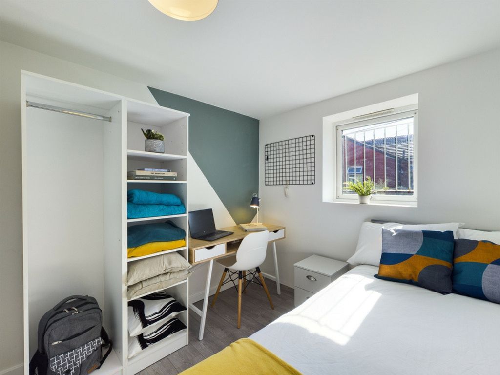 Property photo 2 of 11 A Bright And Stylish Double Bedroom Featuring Mode...