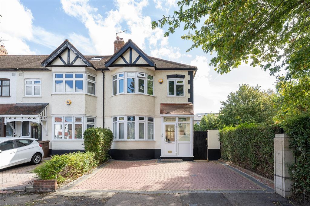 Property photo 1 of 27 Waverley Avenue, E4