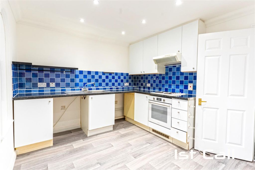 Property photo 3 of 10 Kitchen