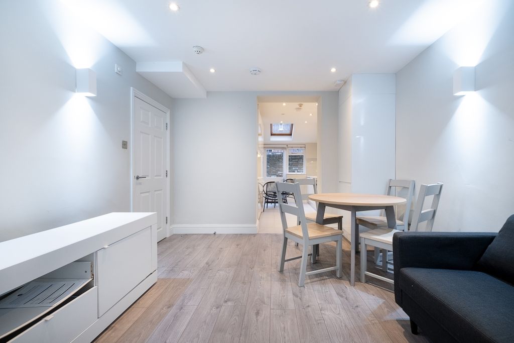 Property photo 2 of 12 Vincent-Square-02