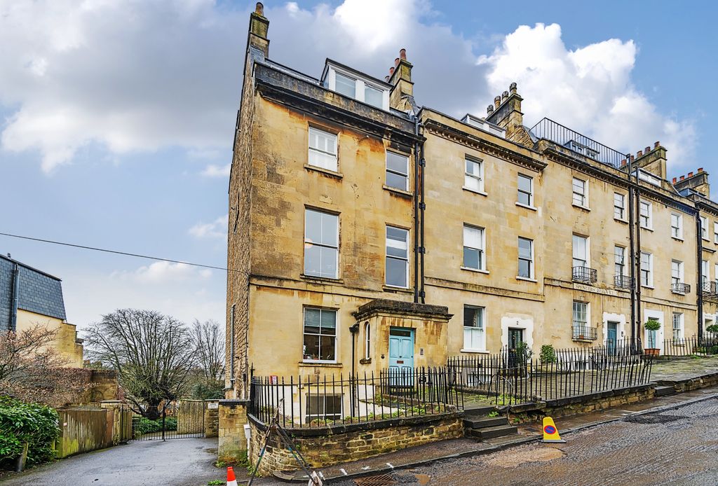 Property photo 2 of 8 Front Aspect