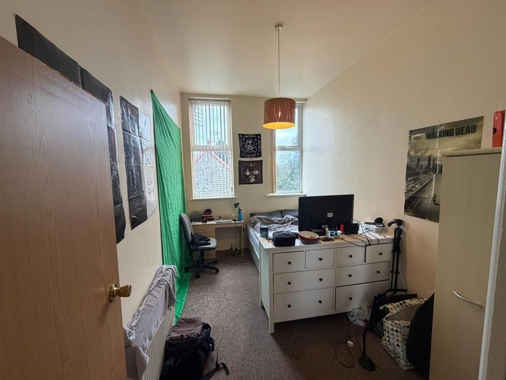 Property photo 2 of 6 Bright Bedroom With Desk And Ample Storage...
