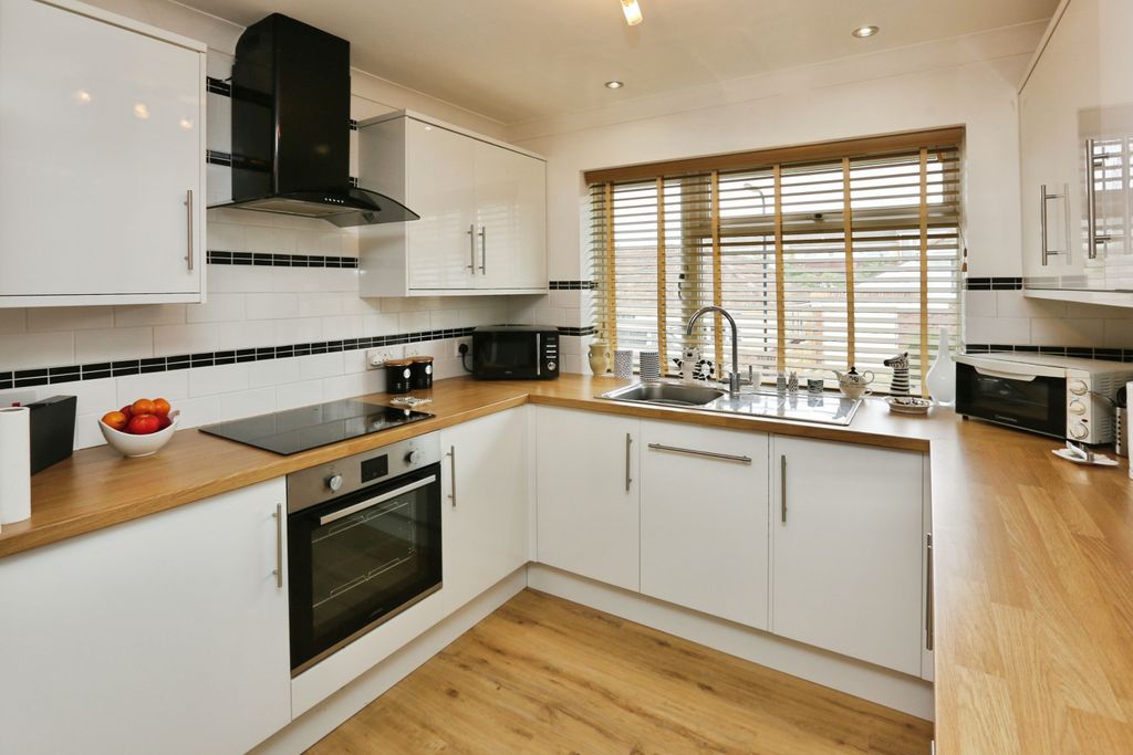 Property photo 3 of 14 Kitchen/Diner