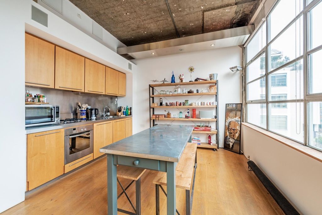 Property photo 3 of 12 Kitchen