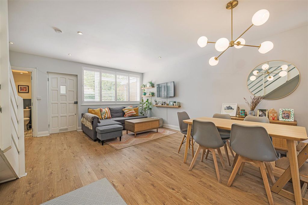 Property photo 3 of 20 43 Penwith Rd Rec 2.Jpg