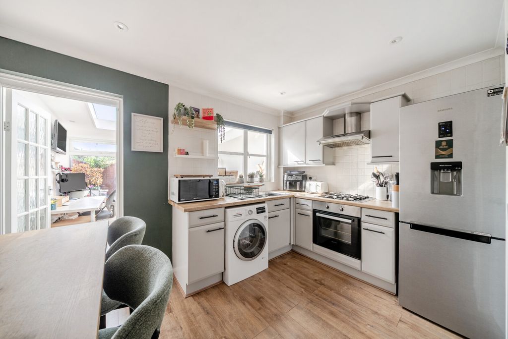 Property photo 2 of 11 Kitchen